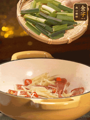 接著放蒜葉，來一點鹽，一點醬油調味翻勻