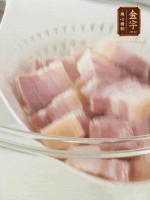 金字淡咸肉、排骨分別加料酒、蔥、姜冷水下鍋焯水，水開撇去浮沫撈出。