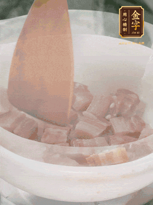 砂鍋內(nèi)咸肉微微煸出香味，再倒入開水。放排骨滾開后轉(zhuǎn)中小火篤30分鐘。（水盡量一次加足，以免中途加水沖淡鮮味。這一步是湯底濃白的關(guān)鍵）