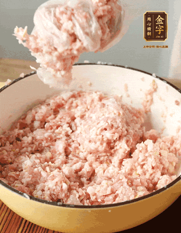 肉丁、咸肉丁、一丟丟鹽、料酒拌勻，反復(fù)摔打上勁。接著加入1兩蔥姜水，反復(fù)拌勻摔打上勁。前后共加3遍。3遍后筍丁，接著反復(fù)摔打上勁。最后加入1個(gè)蛋清、3茶匙生粉拌勻摔打上勁