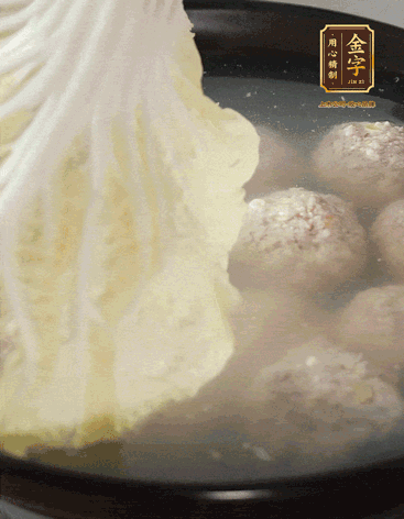 等獅子頭浮起來時(shí)再加白菜蓋。小火慢燉2小時(shí)