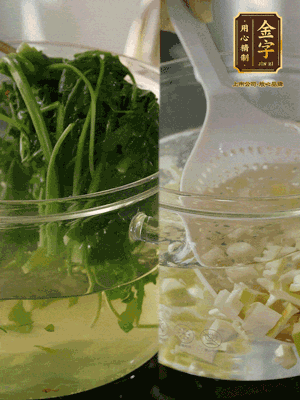春筍切丁焯水；薺菜加鹽焯水，過涼水后切成細(xì)末