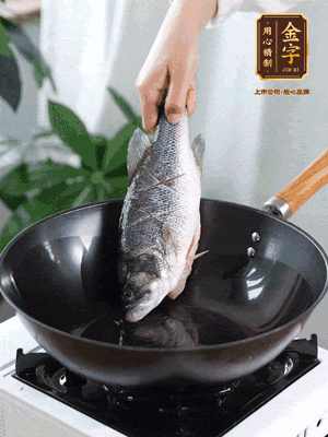 熱油，加1大勺豬油、姜片，再下鱸魚，煎至定型后翻面。（加點豬油，燉出的魚湯更容易變?yōu)榍逅哪贪咨?。?>
					</div>
					<span>步驟 3/6</span>
					<p>熱油，加1大勺豬油、姜片，再下鱸魚，煎至定型后翻面。（加點豬油，燉出的魚湯更容易變?yōu)榍逅哪贪咨?。?/p>
				</li><li>
					<div   id=