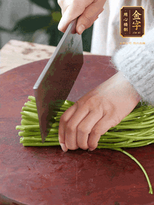 正嫩的藜蒿，掐頭去除根部，切小段