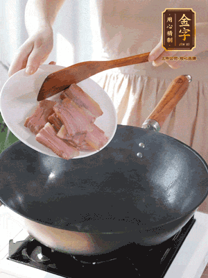 豬油熱鍋，下咸肉煸香，再下蔥姜提鮮