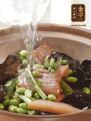 轉(zhuǎn)入砂鍋，加入開水、百葉結(jié)燉煮10分鐘