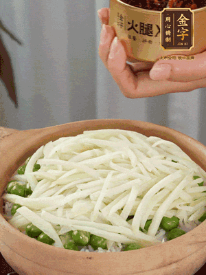 到水微干，放上豌豆、茭白絲。
