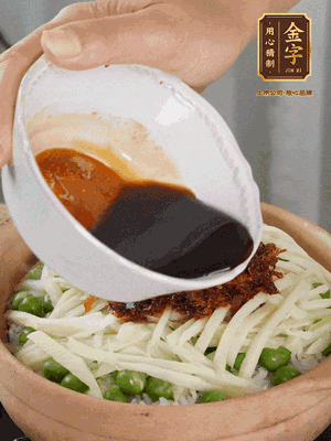 繼續(xù)小火燜3分鐘，淋上XO醬攪拌均勻。
