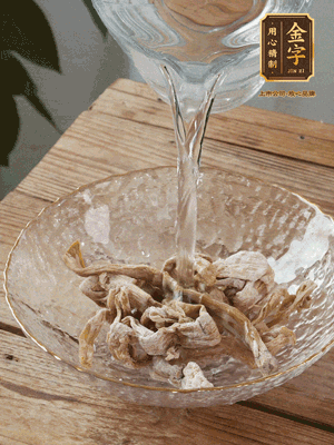 筍干提前泡發(fā)1晚切段，冬瓜去皮切塊。