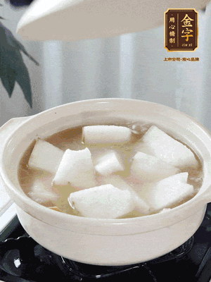 最后下冬瓜繼續(xù)燉煮10分鐘，撒上蔥花點綴。