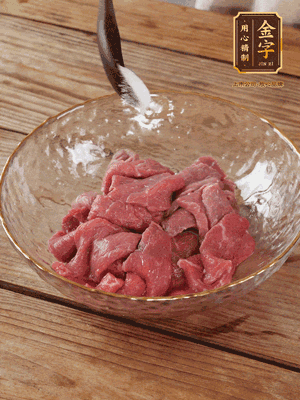牛肉切丁，加黑胡椒海鹽、橄欖油腌10分鐘