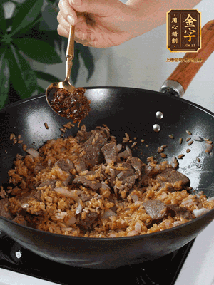 下拌好的米飯炒散，加一大勺XO醬