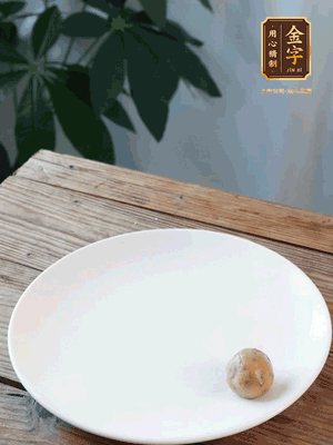 做水油皮、油酥 將油皮材料放入料盆中，加100ml水?dāng)嚢璩裳┗ㄆ瑺?。在案板上反?fù)揉搓成有一定筋度的光潔面團，搓成14個團子。
