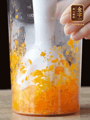 加玉米油、水怡、水揉搓成細(xì)膩的面團(tuán)。松弛半小時(shí)后，分成37g一個(gè)