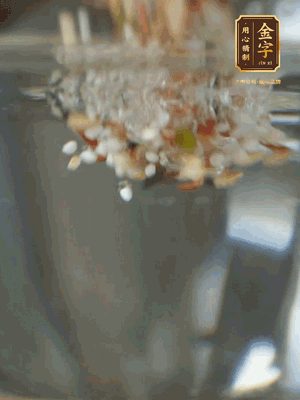 雜糧提前浸泡6小時，洗凈后下砂鍋