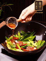 下蒜苗炒軟，沿鍋邊烹入一勺料酒，加醬油、蠔油、白糖調(diào)味炒勻