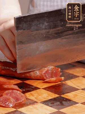 金字香腸煮熟，切片