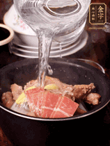 所有食材放入電飯鍋，加2勺料酒，足量的開(kāi)水，按煲湯鍵煮湯