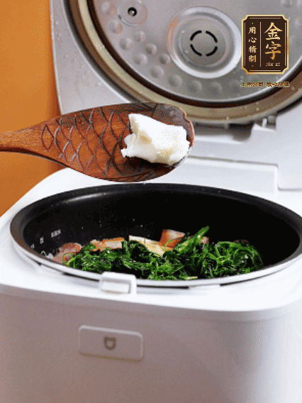放入電飯鍋、加1勺豬油翻拌均勻