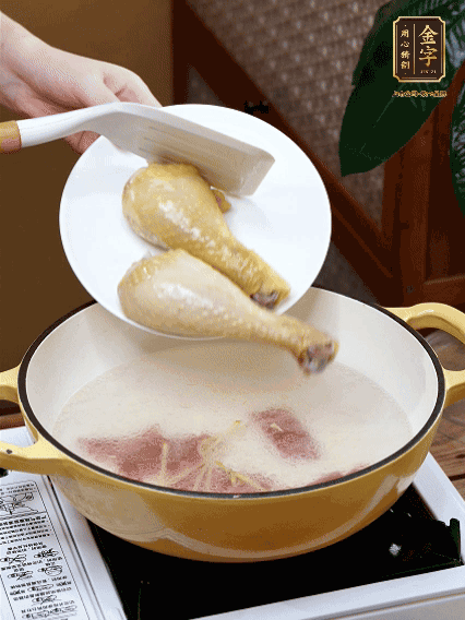 倒清水，放雞腿，大火煮開轉(zhuǎn)中小火煮20分鐘